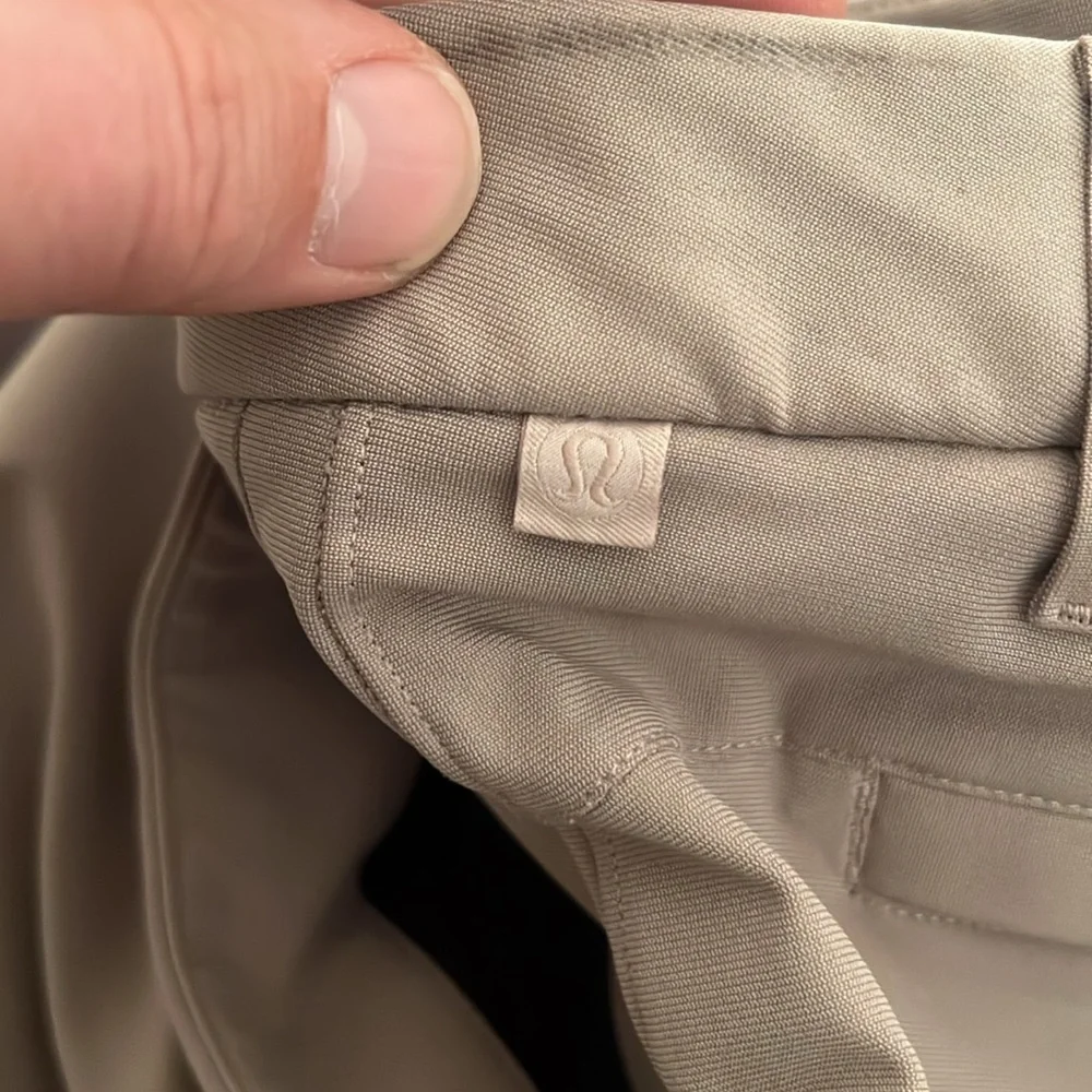 Lululemon Commission Shorts Slim 9” in Tofino Sand, size 38